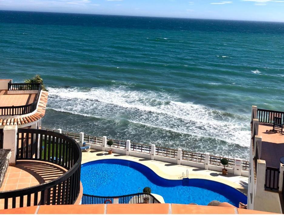 Beachfront Penthouse Apartment With Large Terrace And Breathtaking Sea Views Close To Marbella Spain Sitio de Calahonda エクステリア 写真
