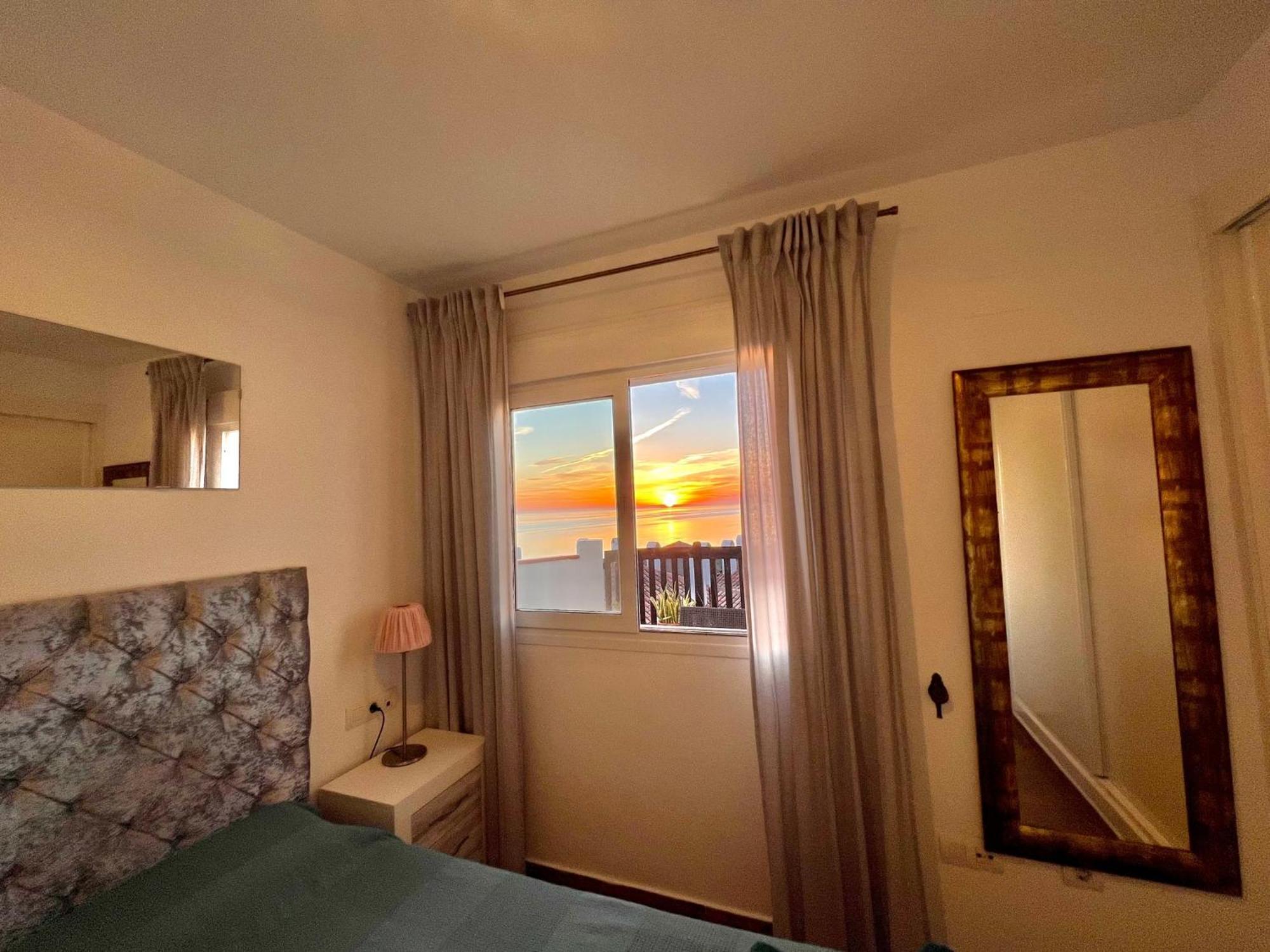 Beachfront Penthouse Apartment With Large Terrace And Breathtaking Sea Views Close To Marbella Spain Sitio de Calahonda エクステリア 写真