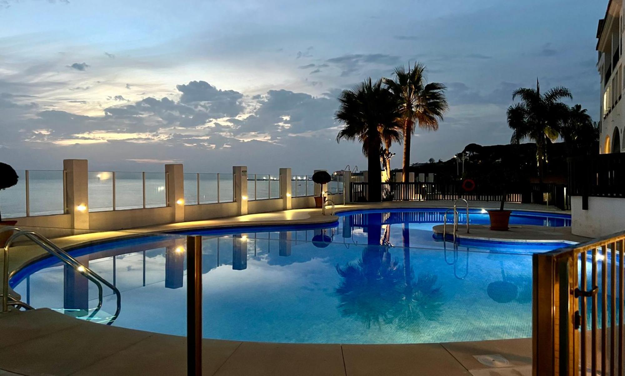 Beachfront Penthouse Apartment With Large Terrace And Breathtaking Sea Views Close To Marbella Spain Sitio de Calahonda エクステリア 写真